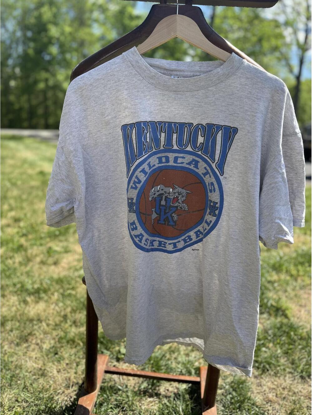 Vintage Kentucky Wildcats Basketball Graphic T-Shirt Gray
